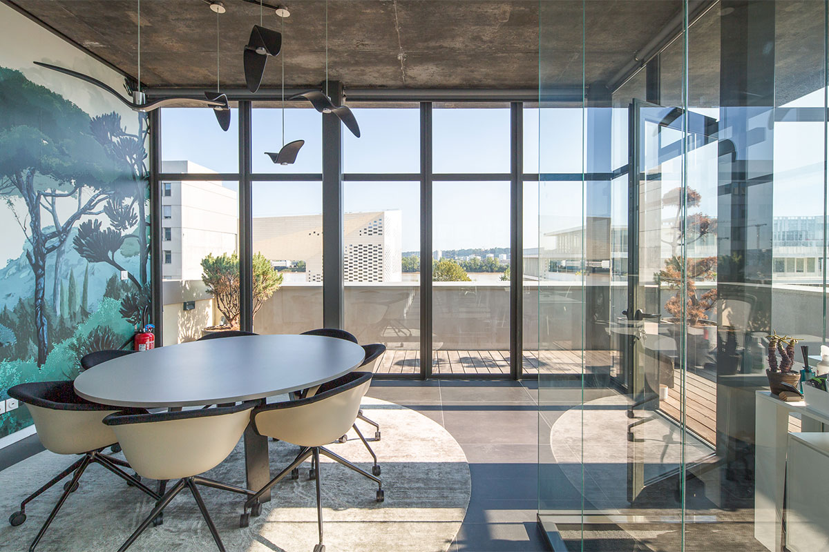 Salle de réunion aux oiseaux de notre agence Bulle Architectes avec vue sur la Garonne et la MECA à Bordeaux.