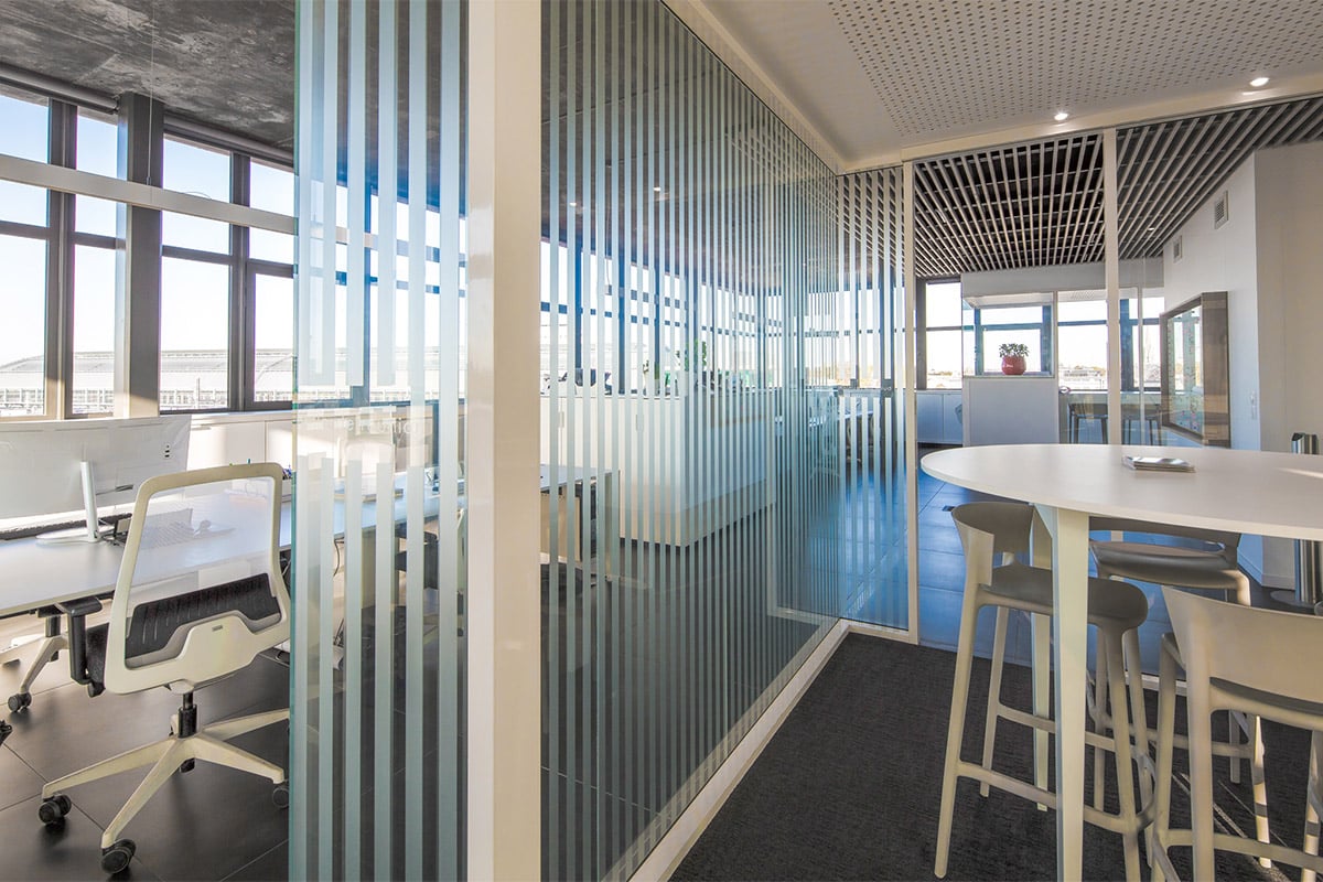 Bulle de réunion vitrée isolée dans les bureaux de notre agence Bulle Architectes à Bordeaux.