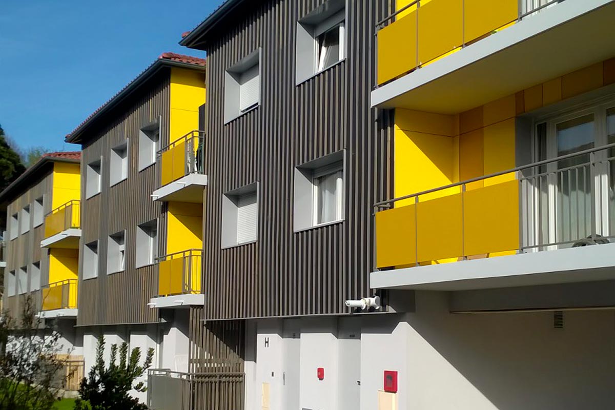 Zoom sur façade aux balcons jaune de la résidence Les Parqueurs réalisé à Gujan-Mestras par l'agence Bulle Architectes.