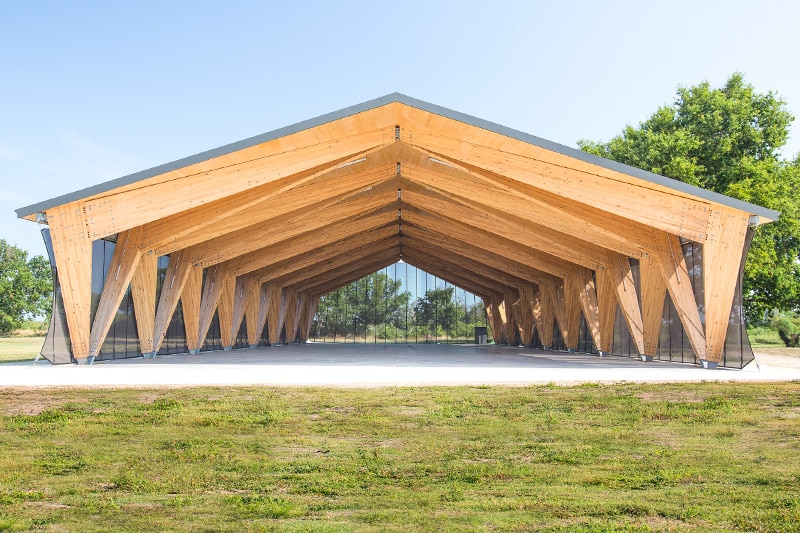 Vue de face de la halle couverte en bois du Teich réalisée par l'agence Bulle Architectes.