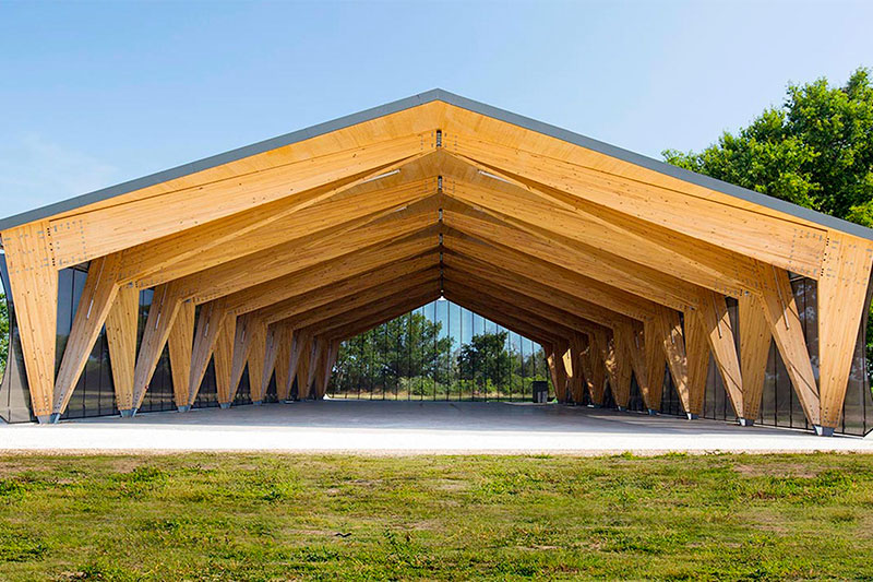 Front view of the covered wooden hall of Teich realized by the agency Bulle Architectes.