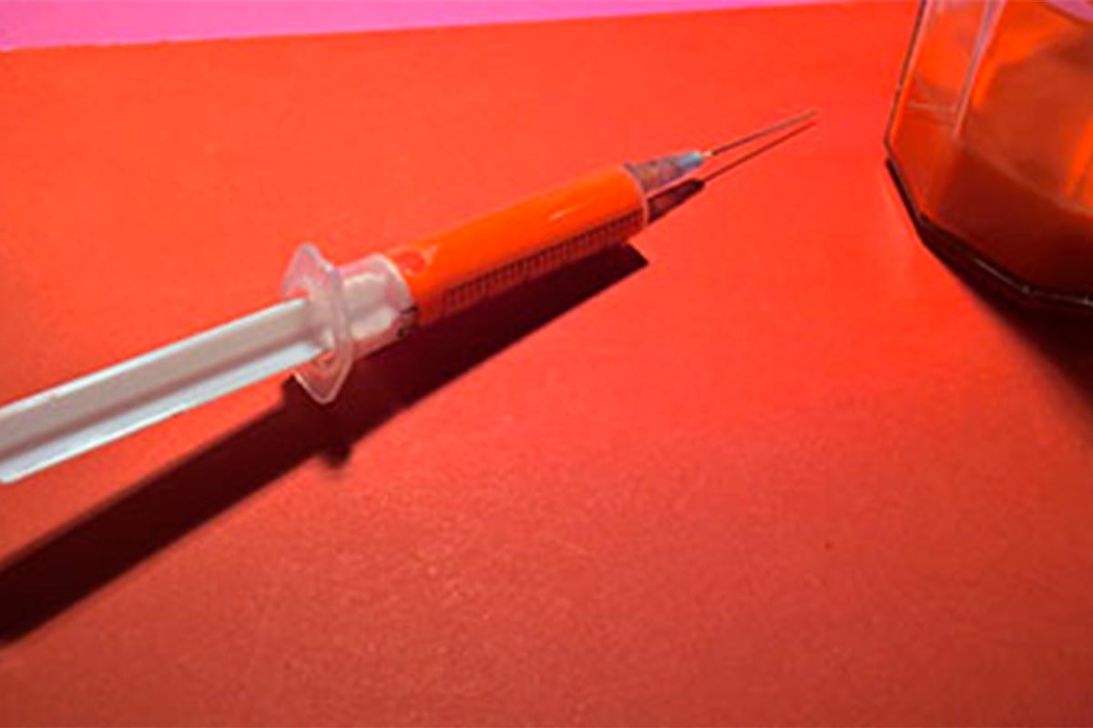 Syringe filled with a red dye for the realization of the 2018 wishes of the agency Bulle Architectes.