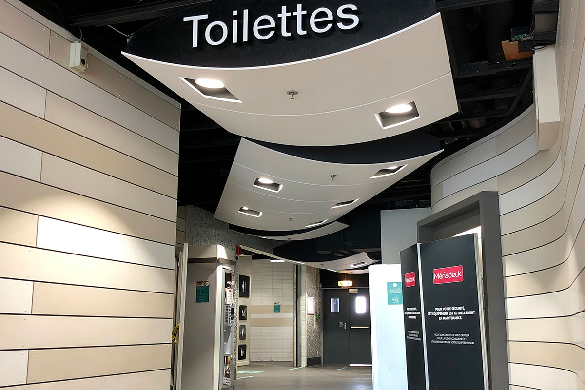 Vue de l'entrée des toilettes du centre commercial Meriadeck réalisées par l'agence Bulle Architectes à Bordeaux.