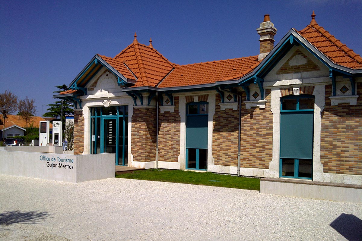 Main facade in the Arcachon style with stone wall of the tourist office of Gujan-Mestras realized by the agency Bulle Architectes.