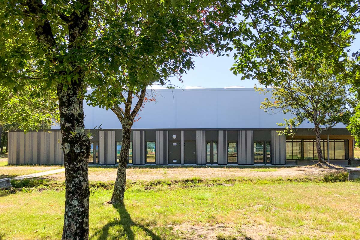 Vue éloignée de la façade du club de tennis du Teich avec son toit composé de dômes en forme de balles de tennis réalisé par l'agence Bulle Architectes.