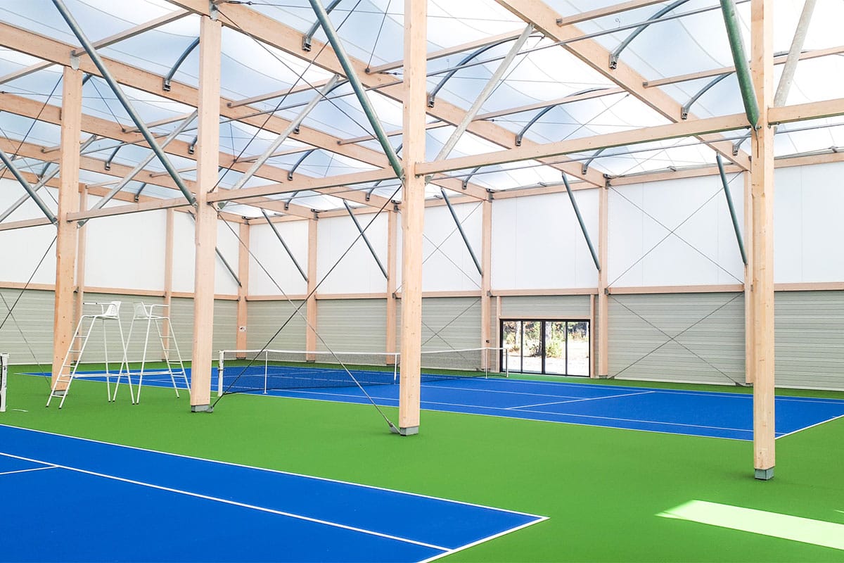 Photo des terrains de tennis couverts du club de tennis du Teich réalisé par l'agence Bulle Architectes.
