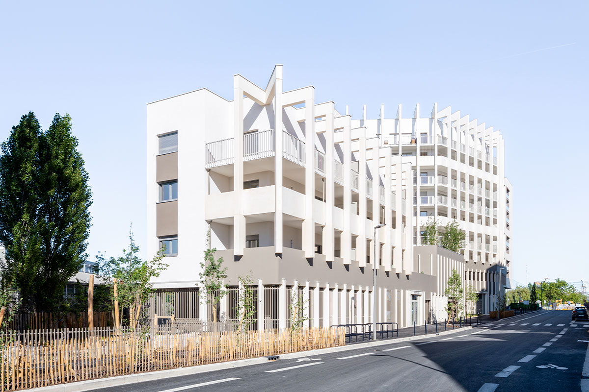Vue globale depuis la rue de la résidence Afte Eight réalisée à Bordeaux par l'agence Bulle Architectes.