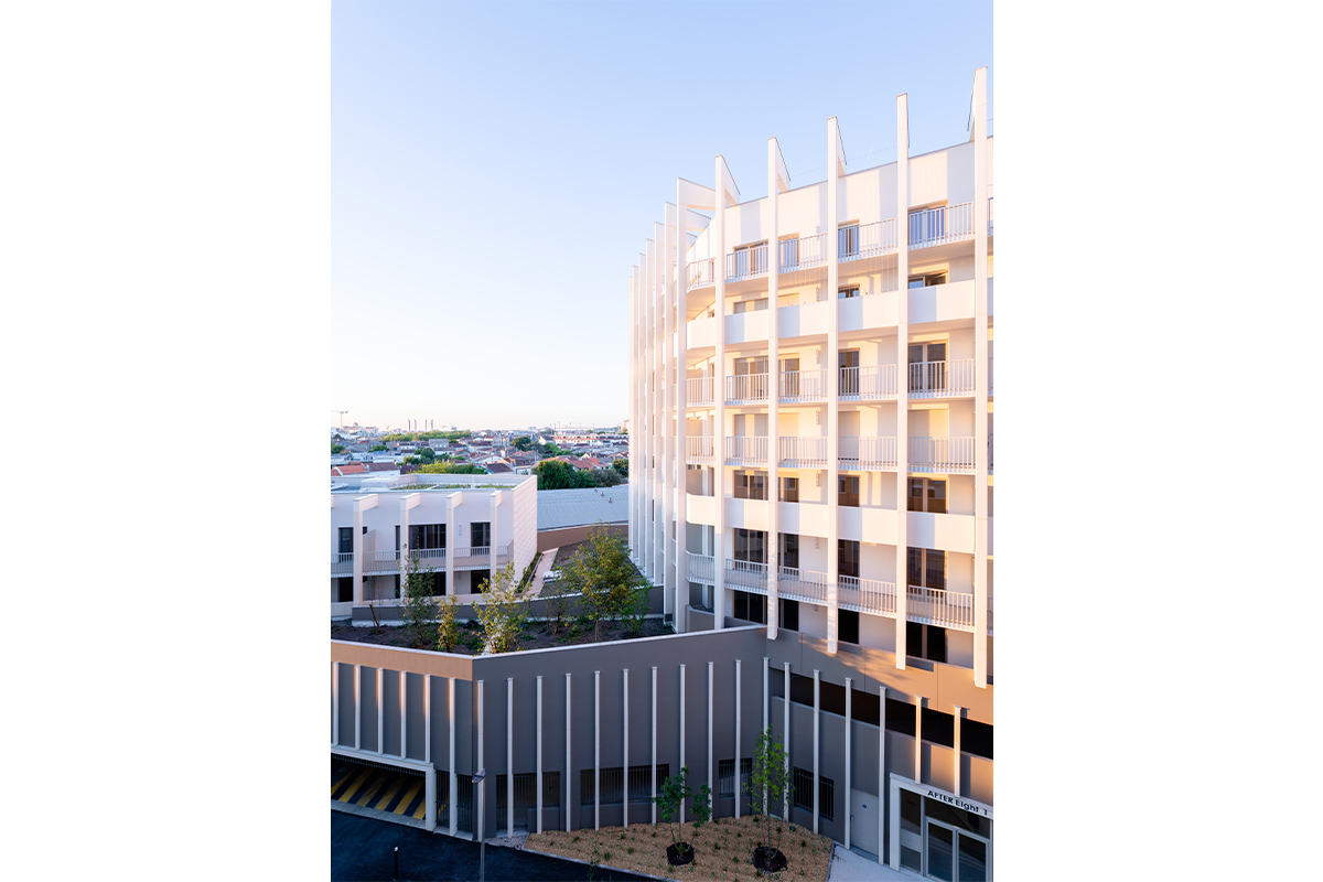 Vue en hauteur sur une toiture végétalisée de la résidence After Eight réalisée à Bordeaux par l'agence Bulle Architectes.