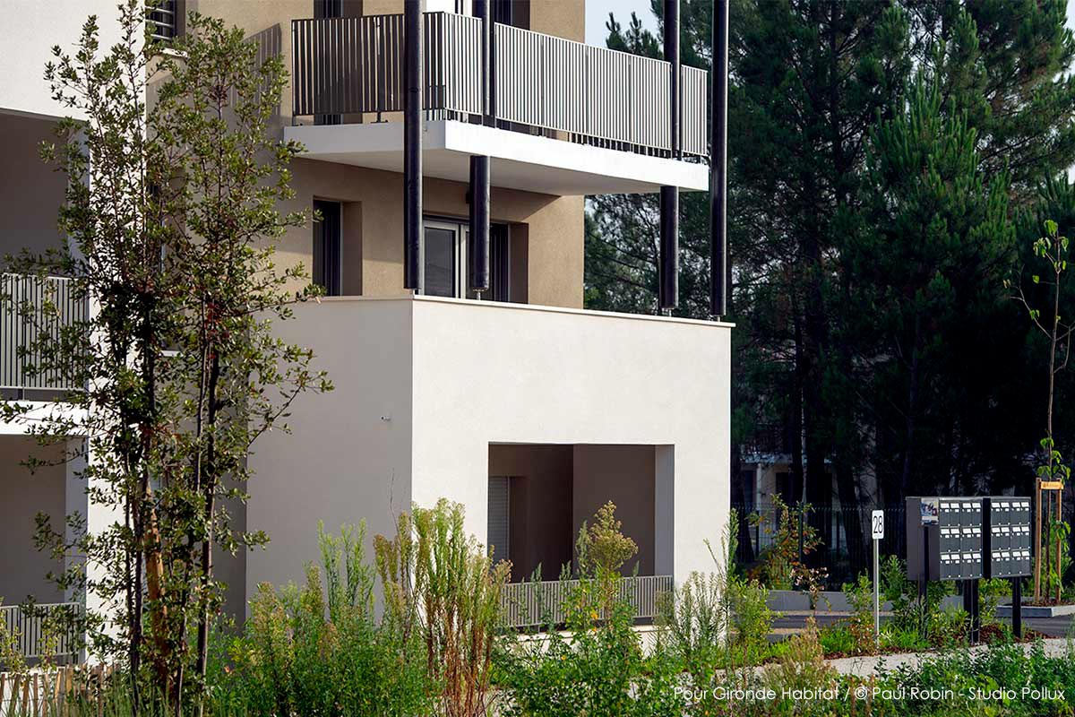 Aménagements extérieurs de la résidence Les Etoiles réalisée pour Gironde Habitat à Martignas-Sur-Jalles par l'agence Bulle Architectes.
