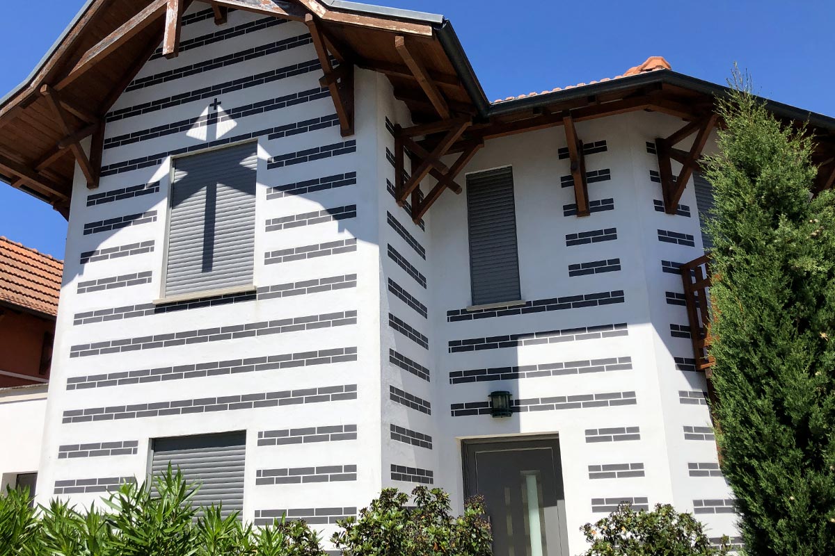 Maison individuelle au style arcachonnais avec des briques bleu réalisée par Bulle Architectes à Gujan-Mestras.