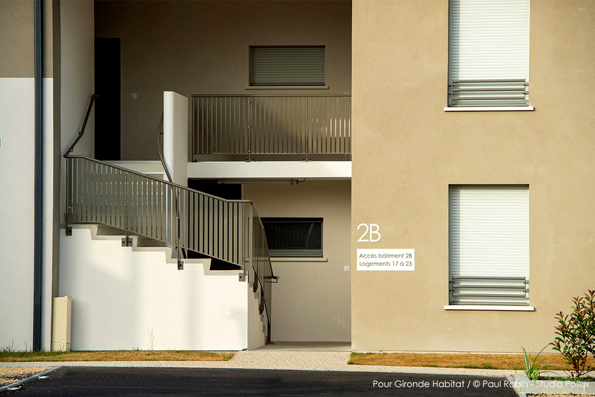 Accès et signalétique de la résidence Les Etoiles réalisée pour Gironde Habitat à Martignas-Sur-Jalles par l'agence Bulle Architectes.