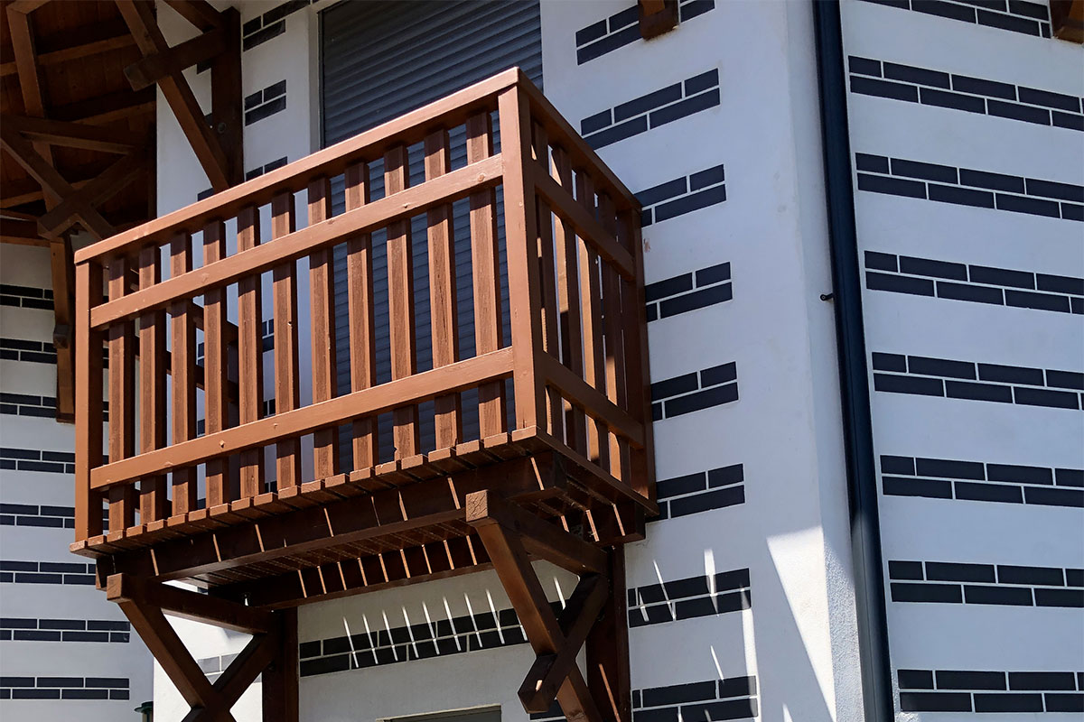 Zoom sur un balcon en bois d'une maison individuelle au style arcachonnais réalisée par Bulle Architectes à Gujan-Mestras.