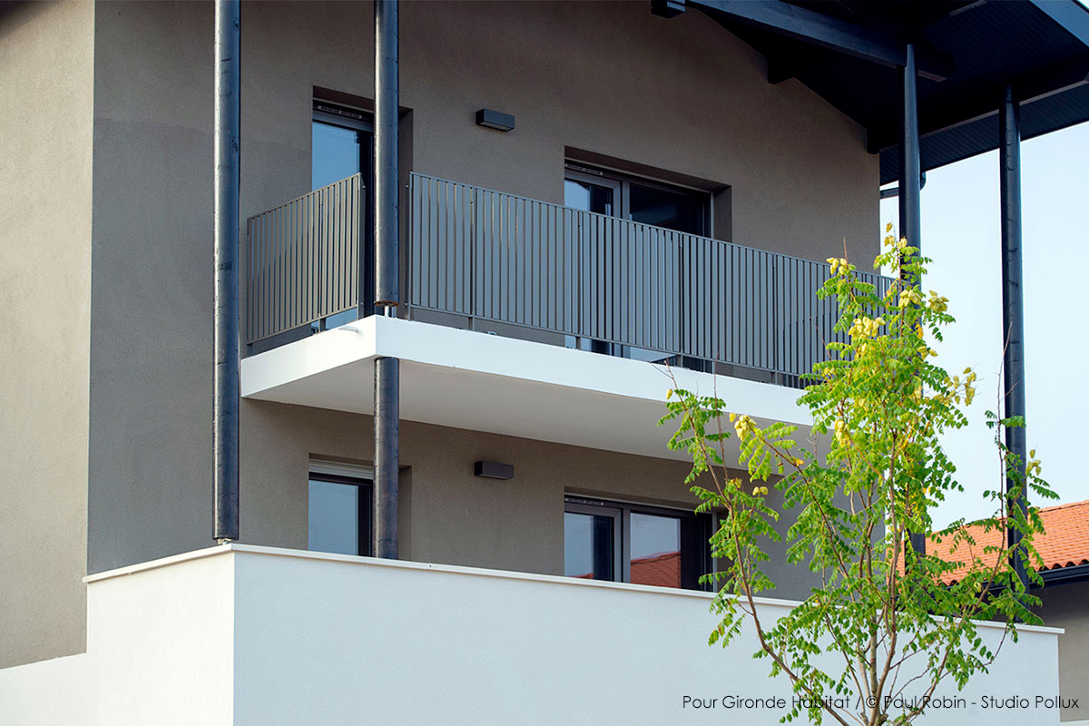 Détail des balcons de la résidence Les Etoiles réalisée pour Gironde Habitat à Martignas-Sur-Jalles par l'agence Bulle Architectes.