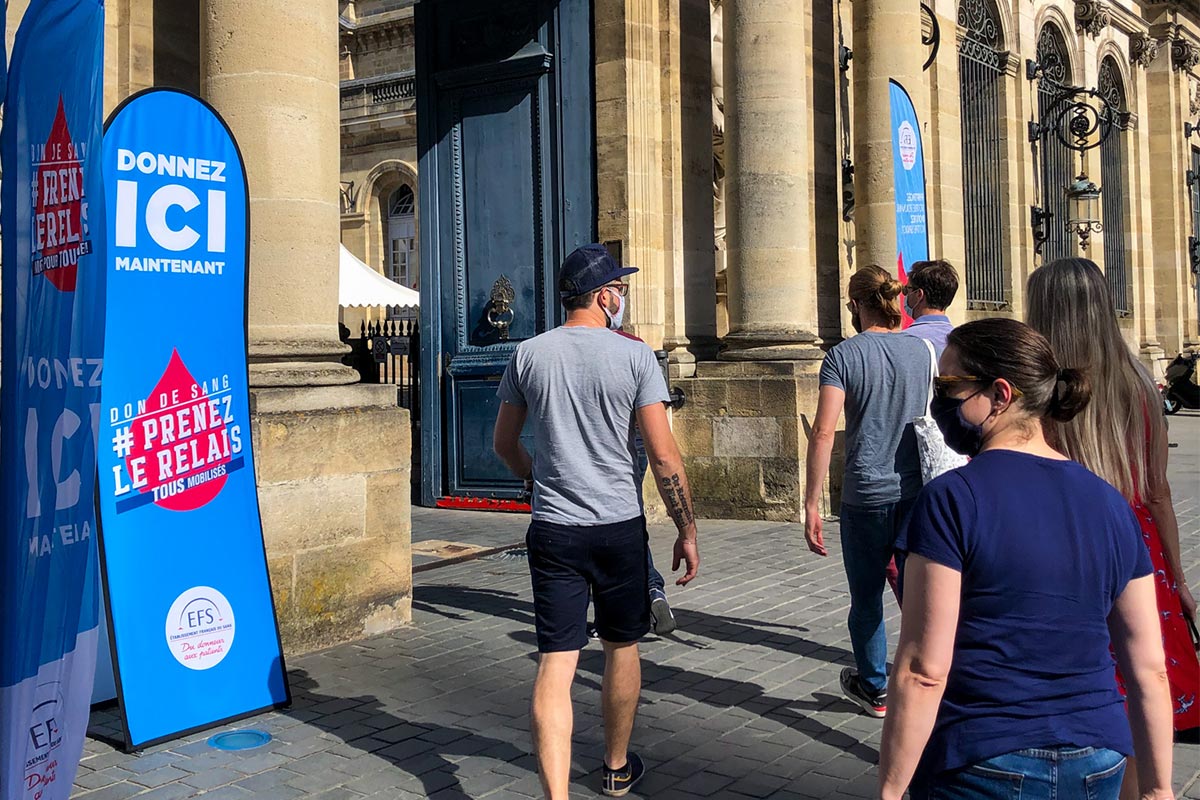 The Bulle team in front of the town hall of Bordeaux for the day of blood donation.