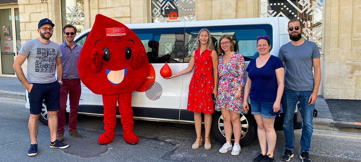 Picture of the Bulle Architectes team in front of the EFS truck for World Blood Donor Day.