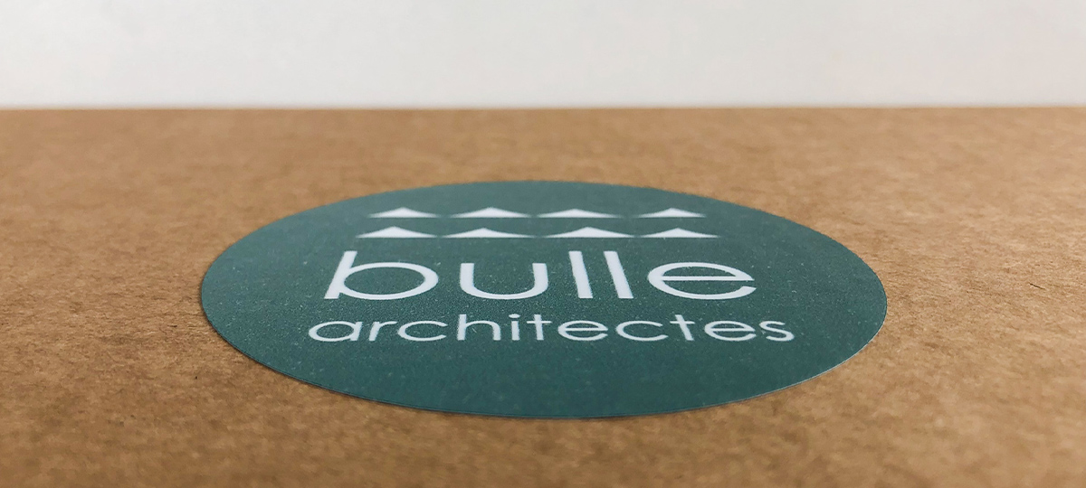 Zoom de l'étiquette collée sur le kit d'été 2021 créé par l'agence Bulle Architectes à Bordeaux.