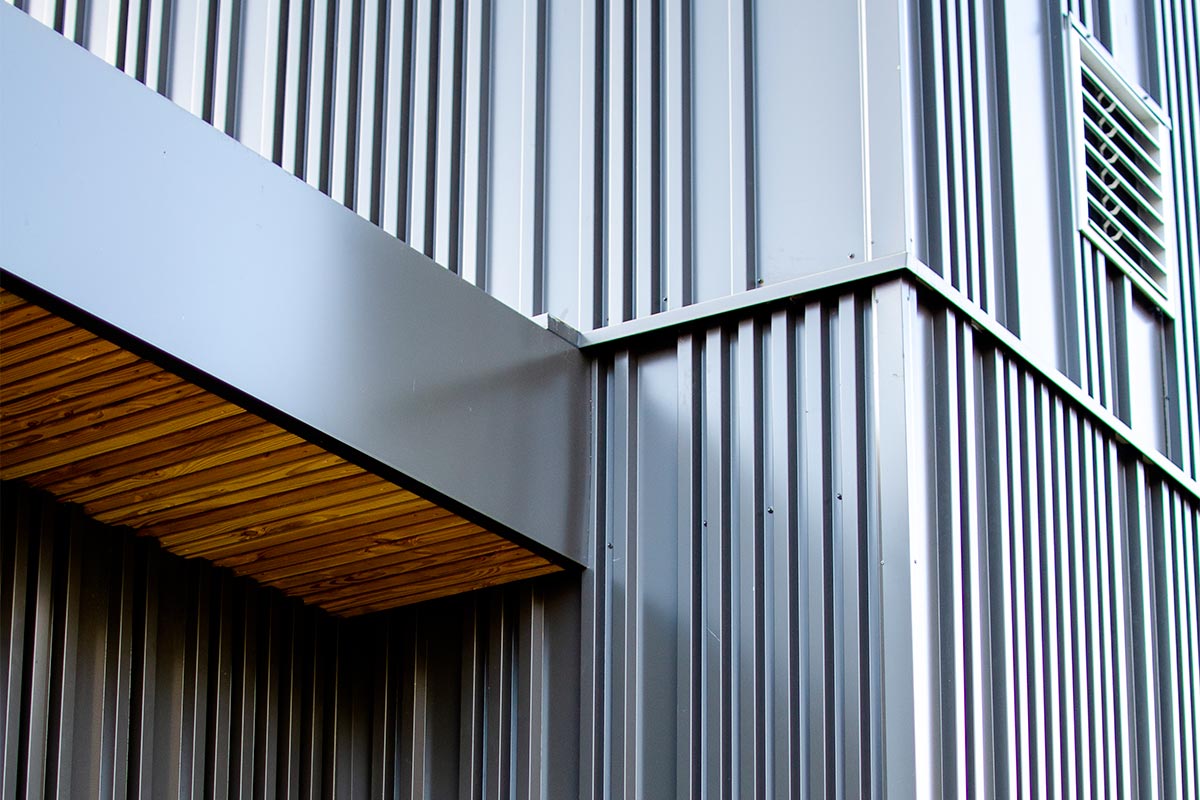 Détail du bardage métallique présent sur la façade du gymnase du collège Georges Lapierre à Lormont rénové par l'agence Bordelaise Bulle Architectes.