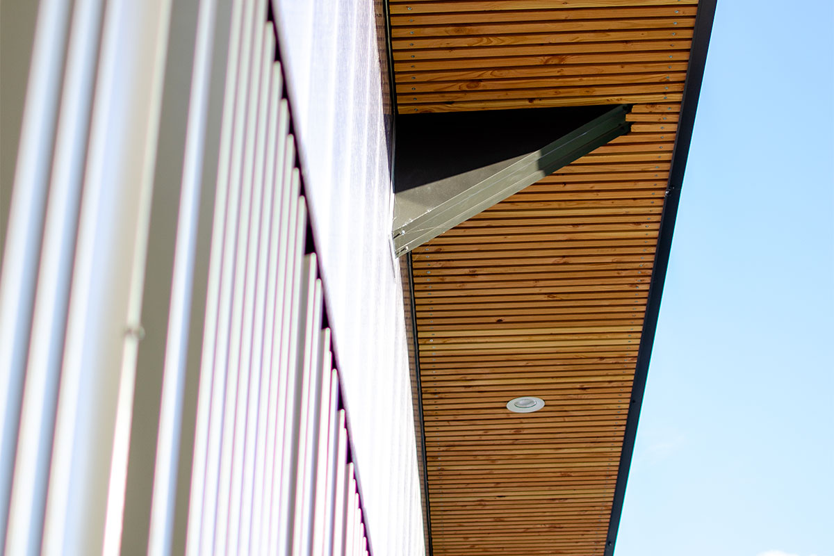 Détail du sous-toit en bois du gymnase du collège Georges Lapierre à Lormont rénové par l'agence Bordelaise Bulle Architectes.