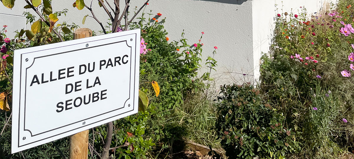 Directional sign for La Séoube park in La Teste-de-Buch, designed by the Bordeaux agency Bulle Architectes.