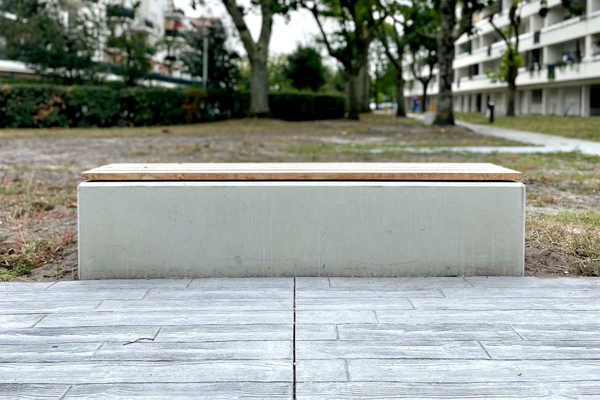 Detail of an outdoor bench at the back of the Quincarneau residence in La Teste-de-Buch rehabilitated by the Bordeaux agency Bulle Architectes.