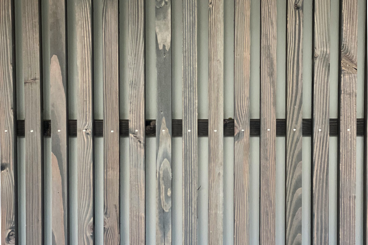 Detail of a wooden cladding present at the entrance of the Quincarneau residence in La Teste-de-Buch rehabilitated by the Bordeaux agency Bulle Architectes.