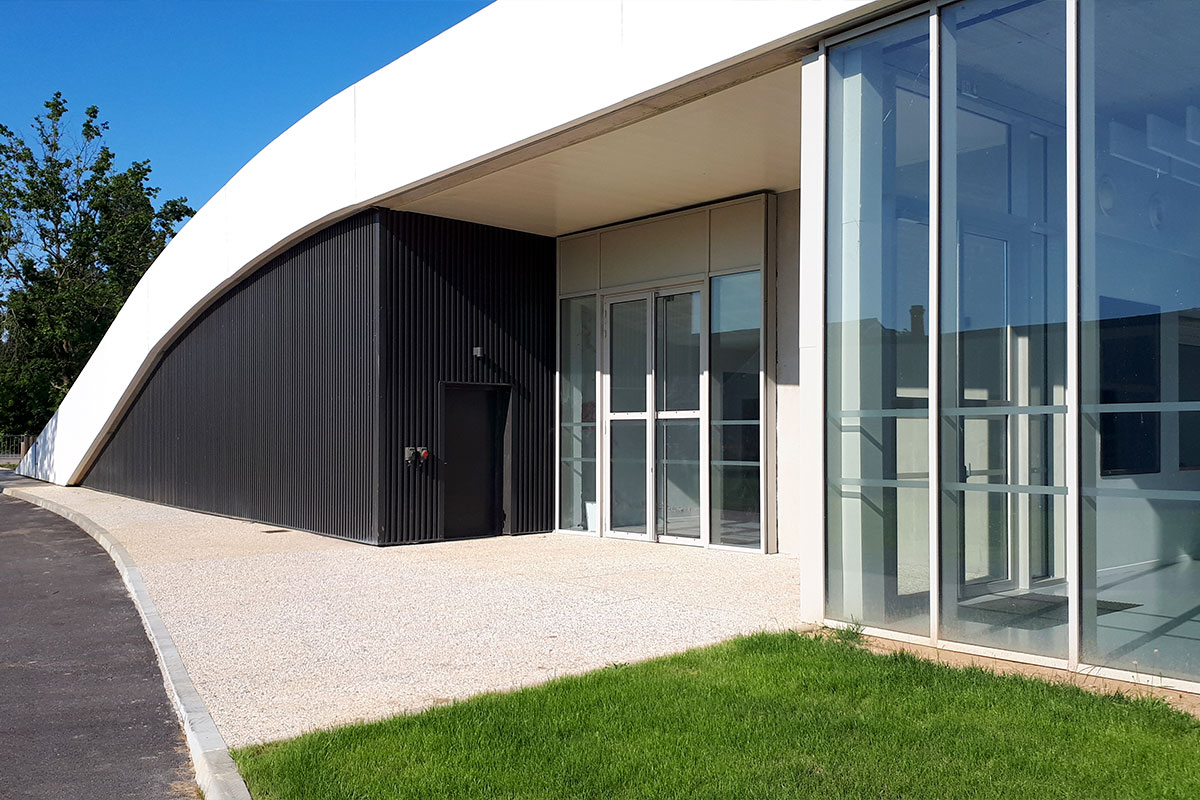 View from the outside of the entrance of the village hall of Montpouillan realized by the agency Bulle Architects.
