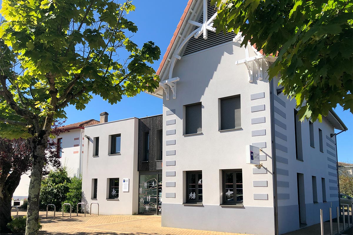 Vue sur la façade principale et l'entrée de l'agence Gironde Habitat du Teich réalisée par l'agence bordelaise Bulle Architectes.