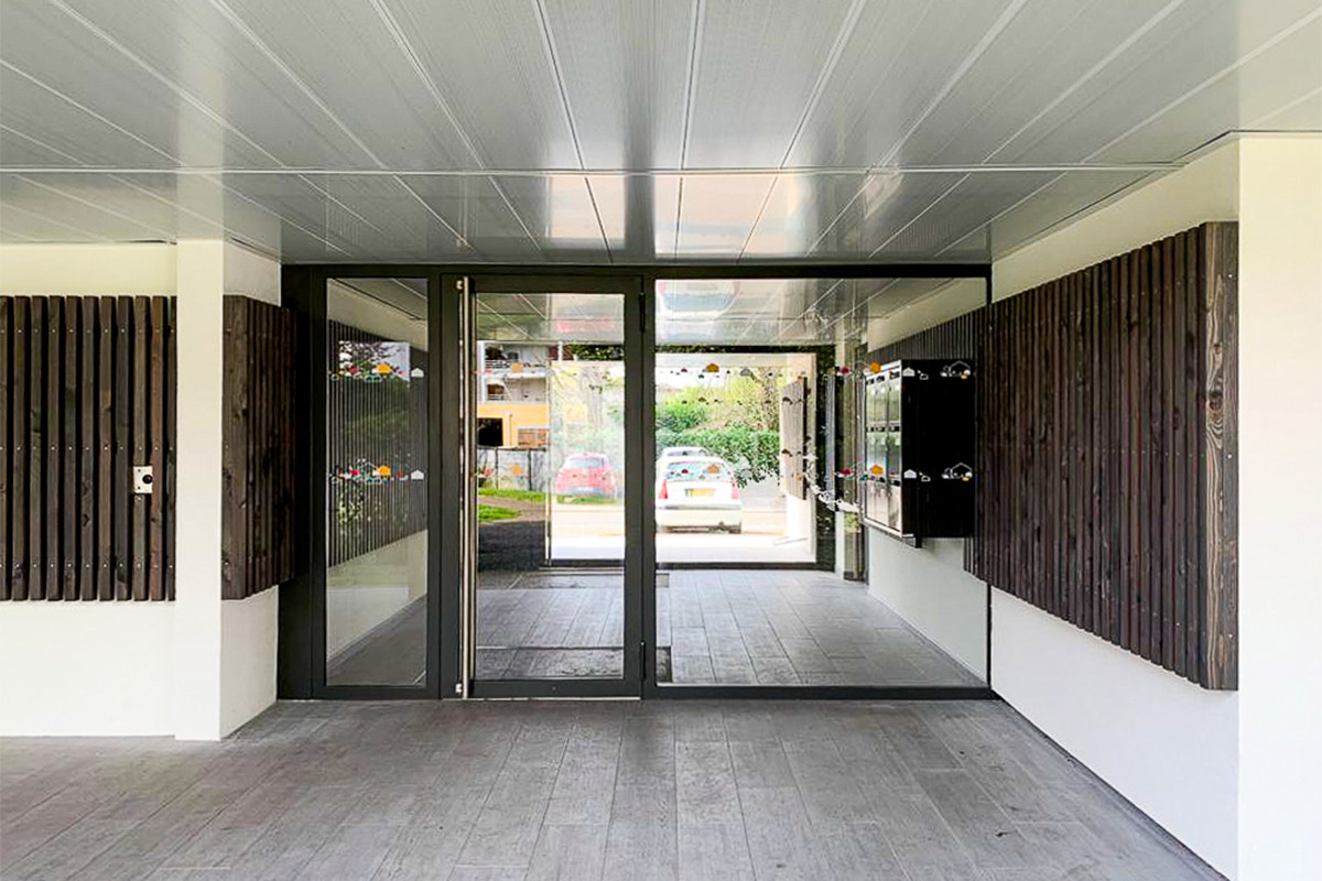 View on the crossing hall of the Quincarneau residence in La Teste-de-Buch rehabilitated by the Bordeaux agency Bulle Architectes.