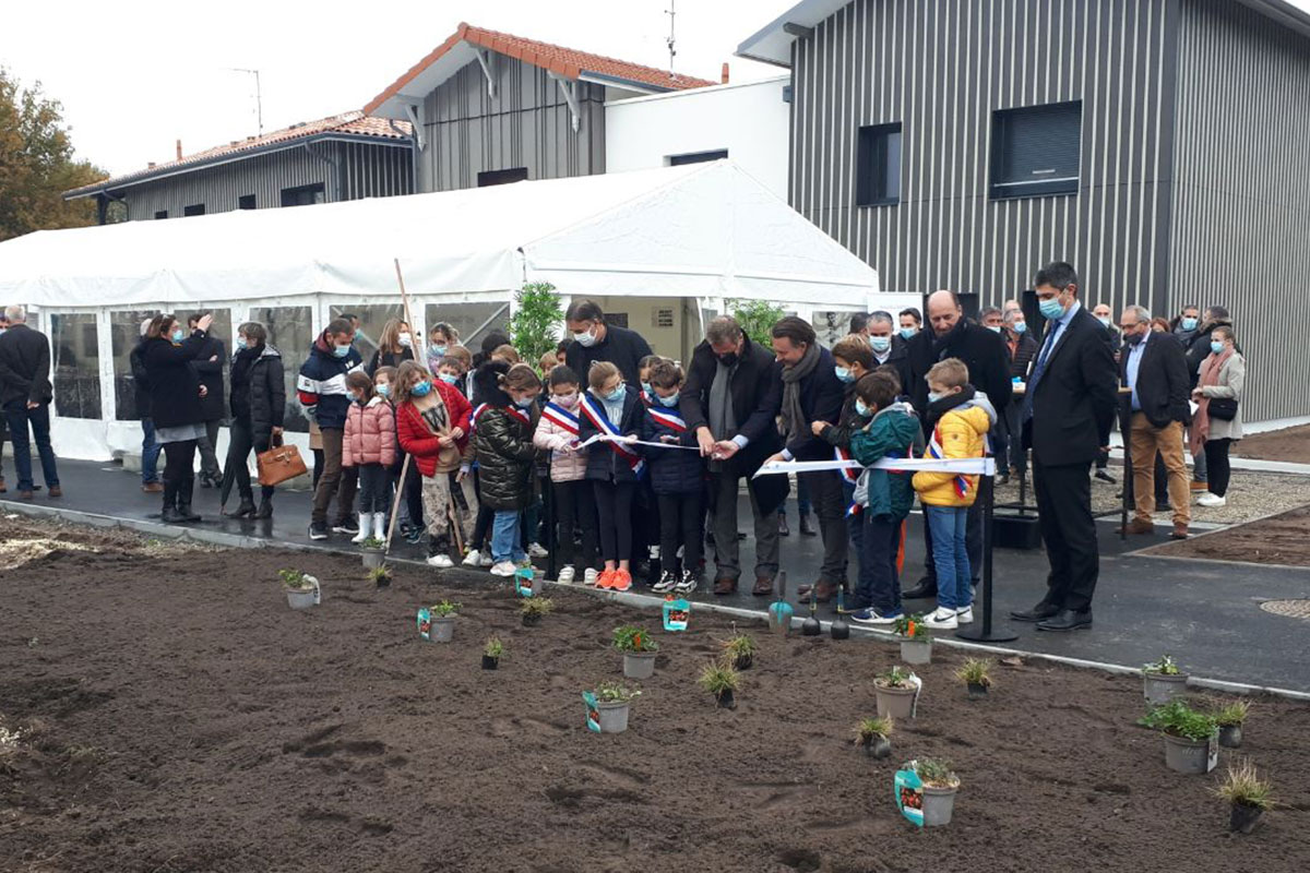 Photo of some elected officials and children on the day of the inauguration of the park of La Séoube in La Teste-de-Buch designed and built by the Bordeaux agency Bulle Architectes.