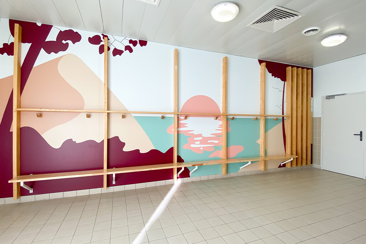 Vue globale de la fresque présente dans le vestiaire des filles créée par les élèves du lycée Nord Bassin Simone Veil à Andernos et l'agence bordelaise Bulle architectes.