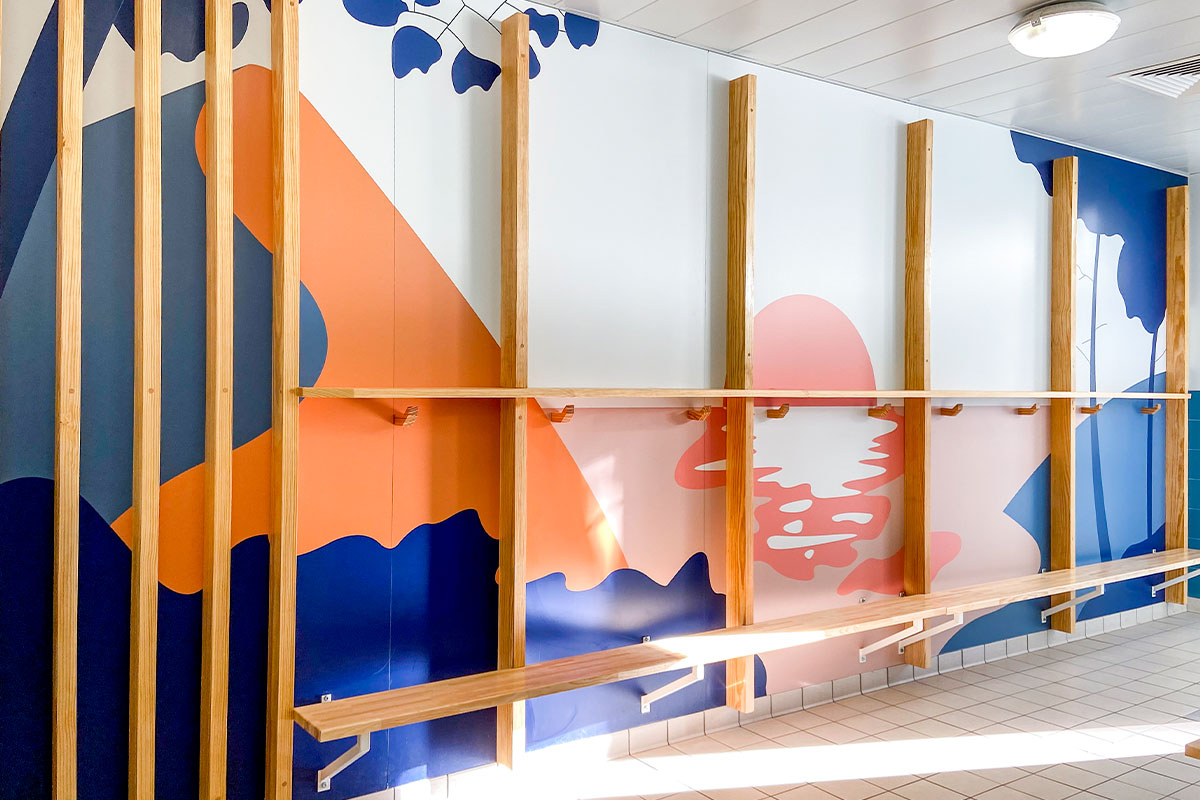 Global view of the fresco in the boys' locker room created by the students of the Lycée Nord Bassin Simone Veil in Andernos and the Bordeaux agency Bulle architectes.
