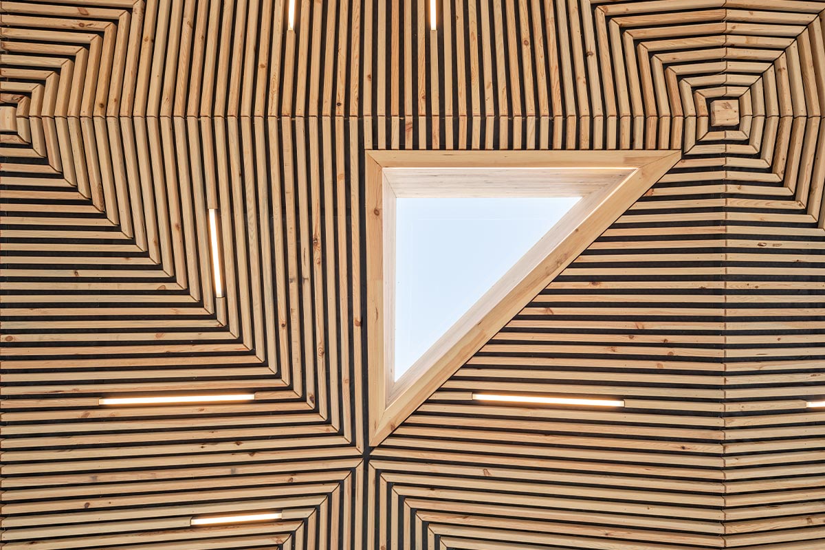 Zoom on the wooden underside and roof window of the hall built in Haillan by the Bordeaux agency Bulle Architectes.